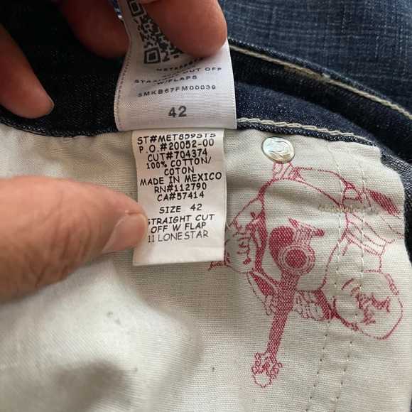 True Religion beautiful men’s shorts back packets with buttons. - Picture 14 of 16